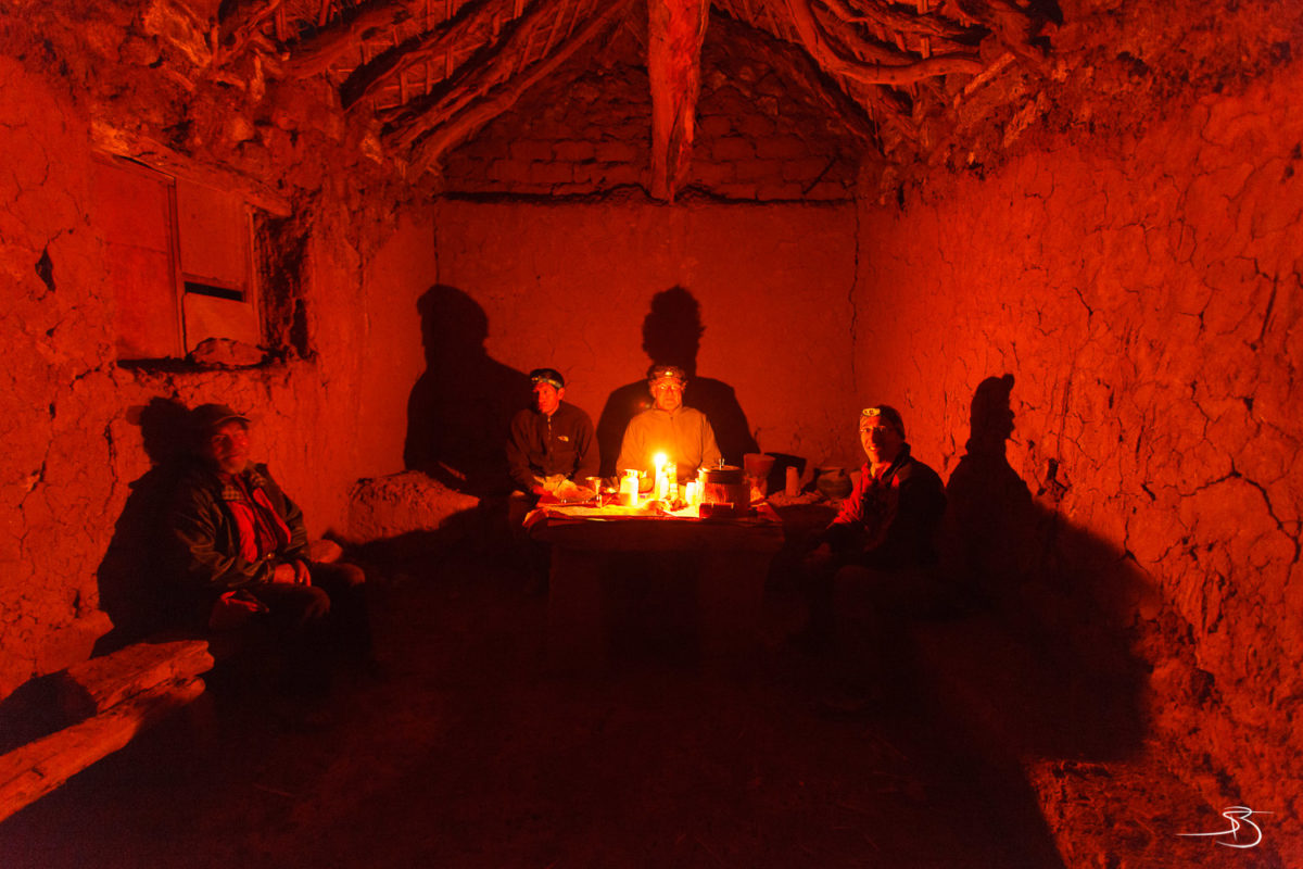 Repas improvisé dans une chaumière squattée d’Aparicio (à gauche), unique habitant du petit village de Churkior Grande.