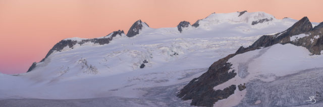 Aube sur le col du Lötschenlücke et la cabane Hollandia vu depuis la cabane Konkordia - stage 2020