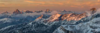 Lumière du couchant sur les sommets valaisans depuis la cabane de Tracuit