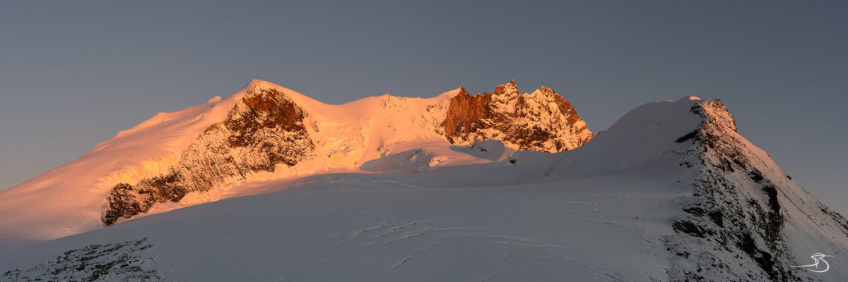 Lumière du couchant sur le Bishorn vu depuis la cabane de Tracuit