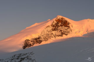 Soleil couchant sur le sommet du Bishorn vu depuis la cabane Tracuit