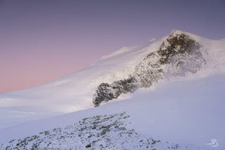 Crépuscule sur le sommet du Bishorn vu depuis la cabane Tracuit