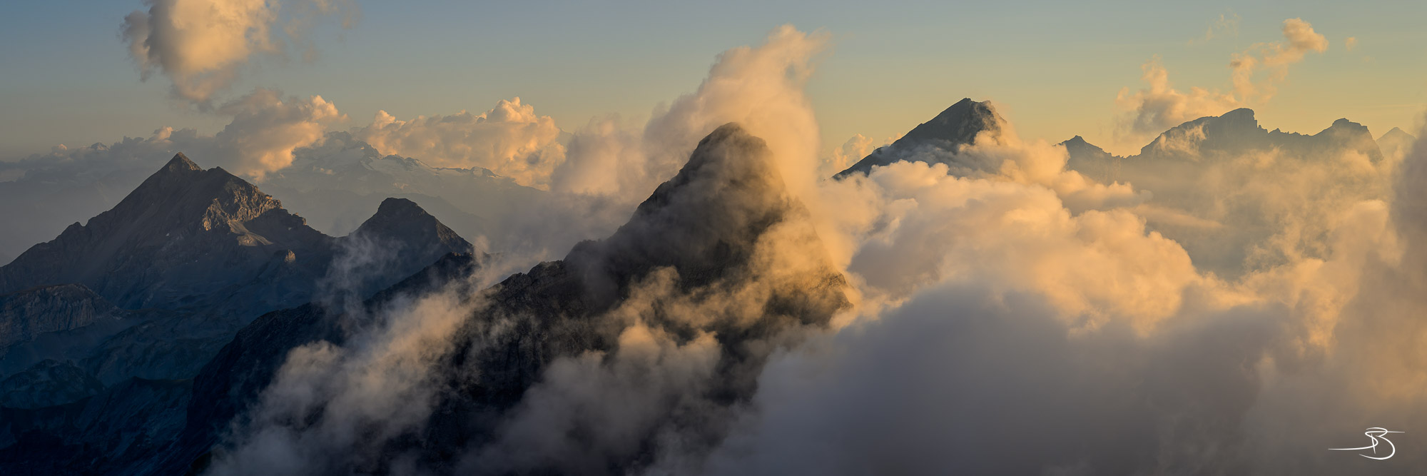 La pointe du Petit Muveran sous l'emprise des nuages, vu depuis la cabane Rambert