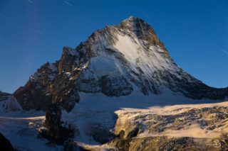 Nuit étoilée sur la Dent Blanche, depuis la cabane du Mountet