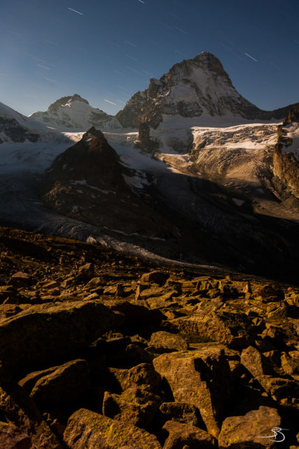 Nuit étoilée sur la Dent Blanche, depuis la cabane du Mountet