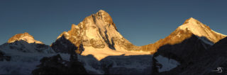 Lever du jour sur la Dent Blanche depuis la cabane du Mountet